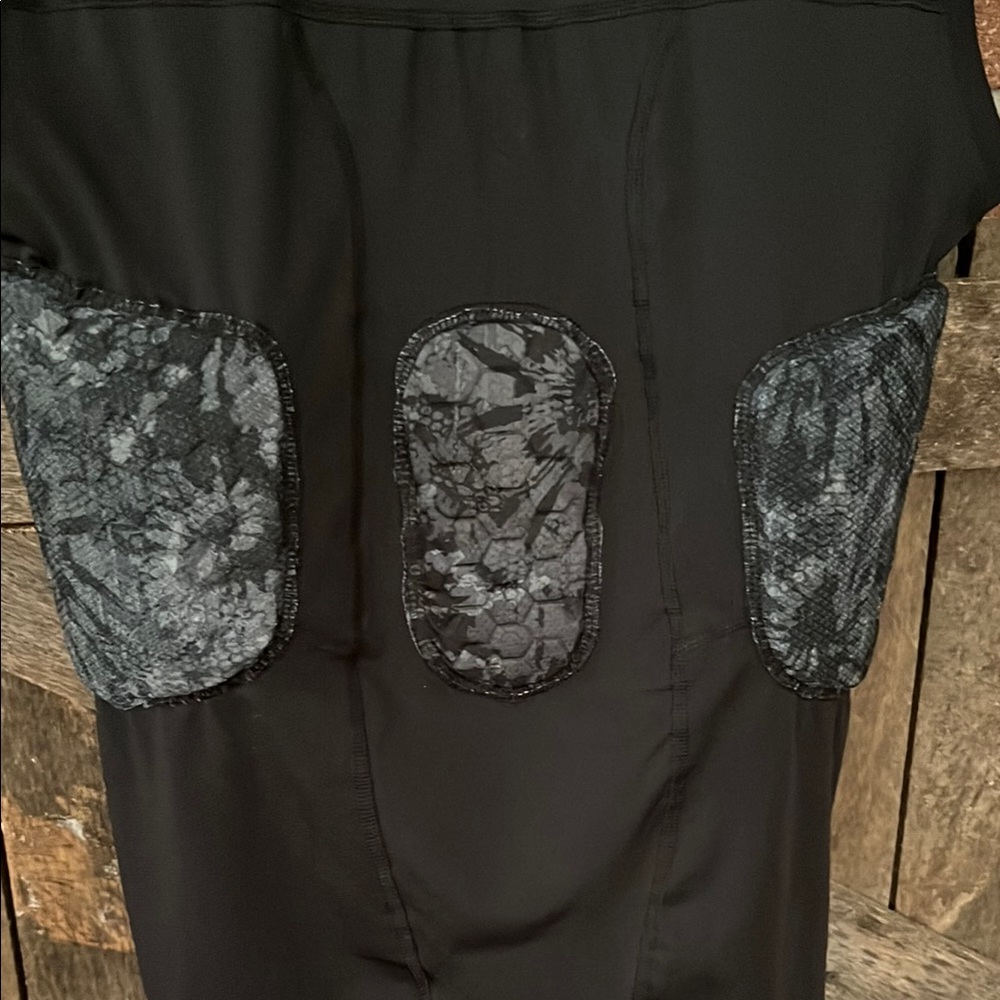 Under Armour Black Sleeveless Top with Patterned Accents - Picture 3 of 6